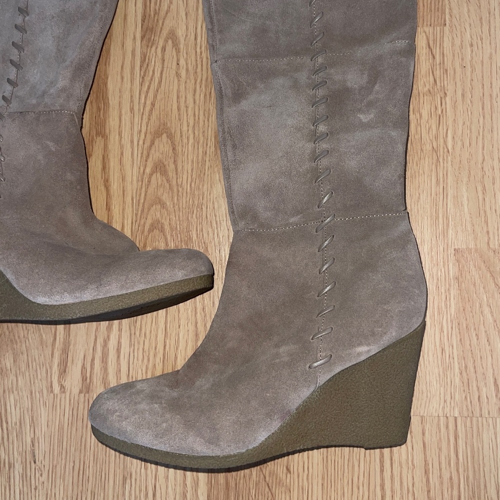Kenneth Cole Reaction Light Tan Suede Wedge Zip Up High Boots Size 8.5 - Picture 2 of 7